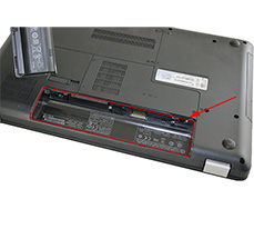 Dentro del compartimiento de la batería